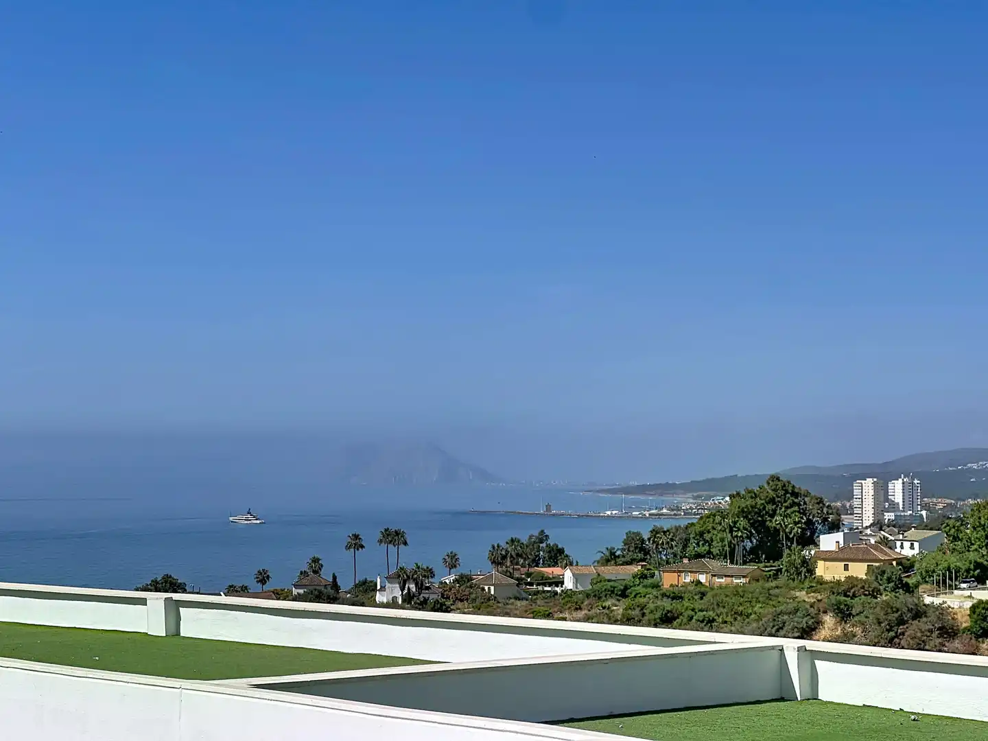 Außenansicht von Einfamilien-Reihenhaus zum Verkauf in Manilva mit Klimaanlage, Terrasse und Abstellraum