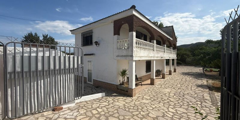 Vista exterior de Casa o xalet en venda en Alzira amb Aire condicionat, Jardí privat i Terrassa