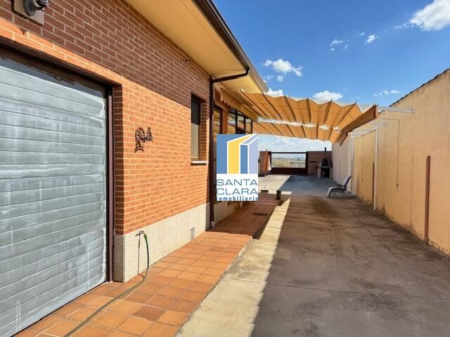 Vista exterior de Casa o xalet en venda en Moraleja del Vino amb Aire condicionat, Calefacció i Jardí privat