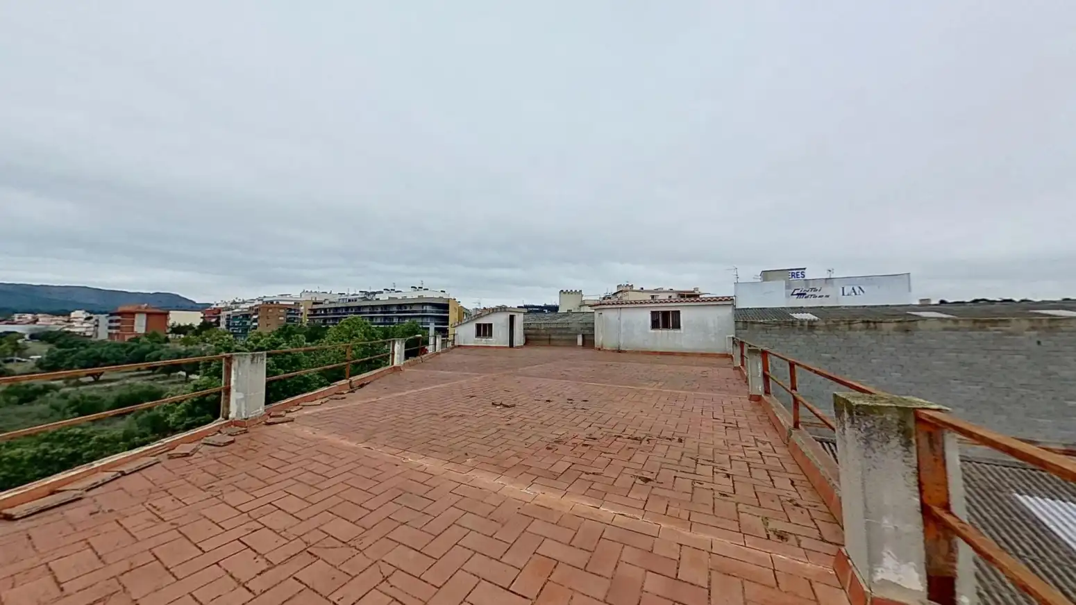 Terrasse von Fabrikhallen zur Miete in El Vendrell