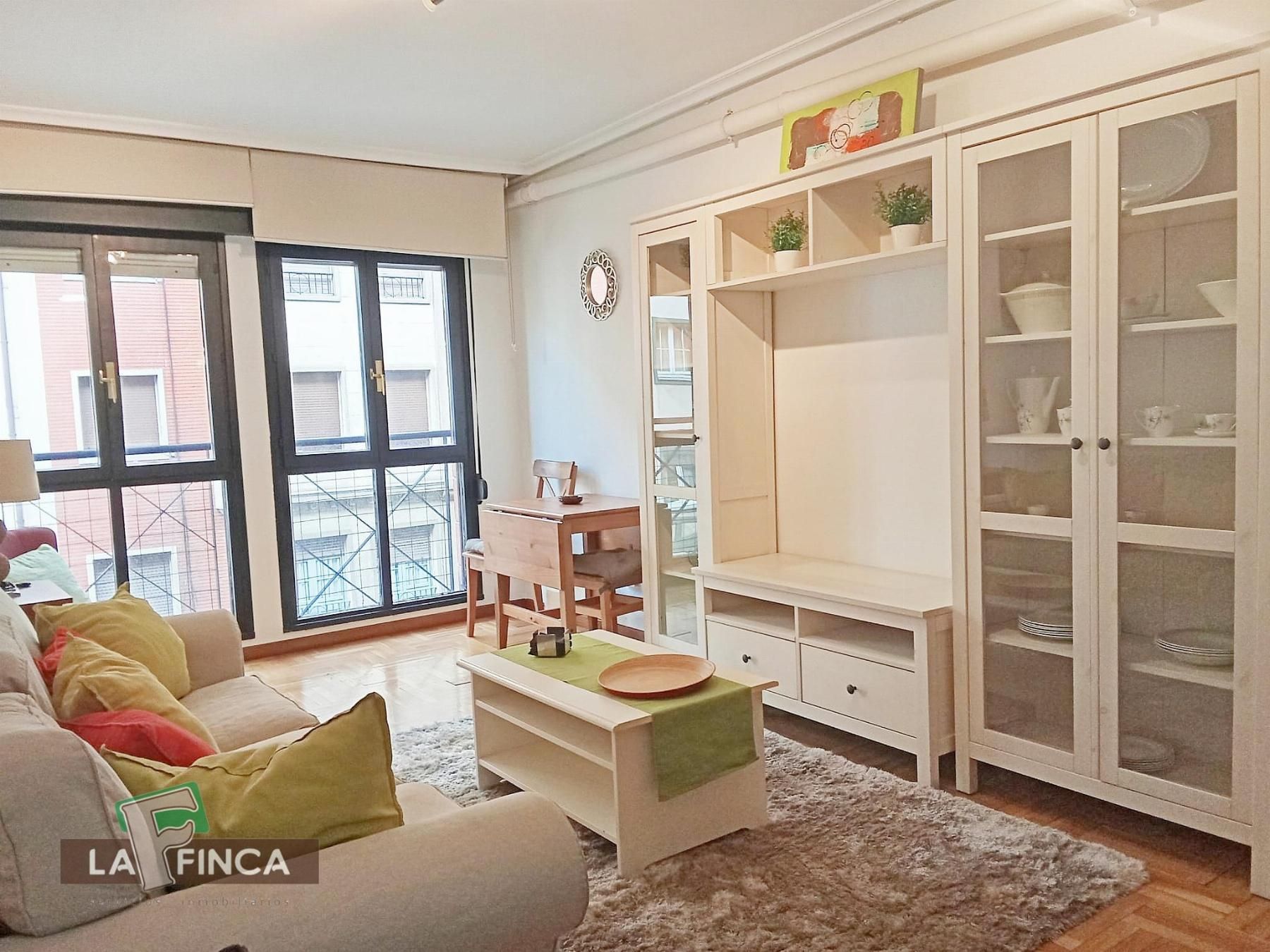 Living room of Apartment to rent in Oviedo   with Heating, Parquet flooring and Furnished