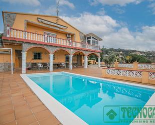 Vista exterior de Casa o xalet en venda en Montcada i Reixac amb Terrassa, Piscina i Balcó