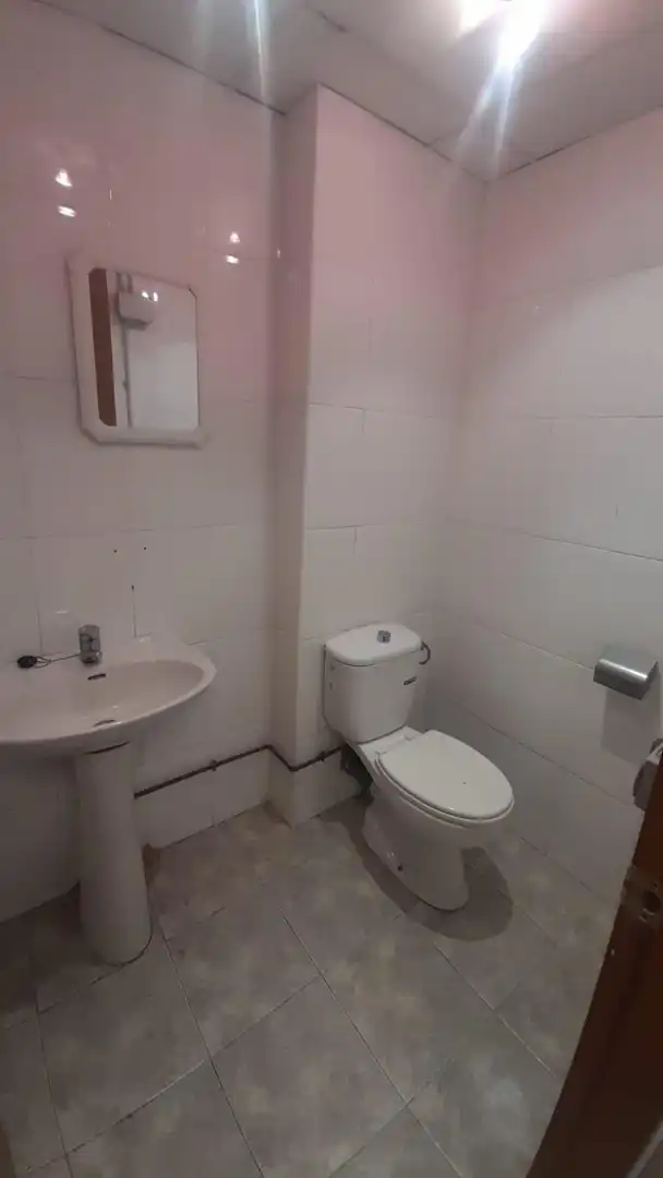 Badezimmer von Fabrikhallen zur Miete in Cubelles