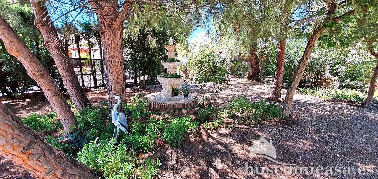 Vista exterior de Casa o xalet en venda en Linares amb Aire condicionat, Calefacció i Jardí privat