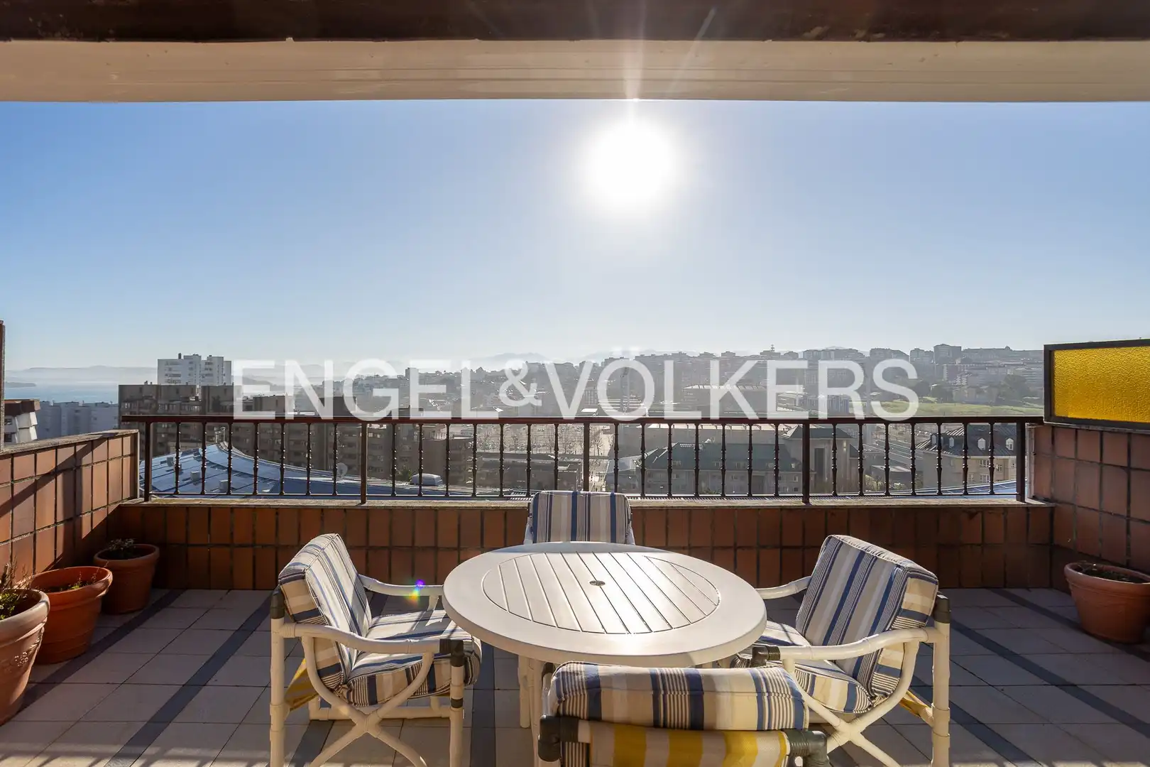 Terrasse von Einfamilien-Reihenhaus zum Verkauf in Santander mit Heizung, Privatgarten und Terrasse