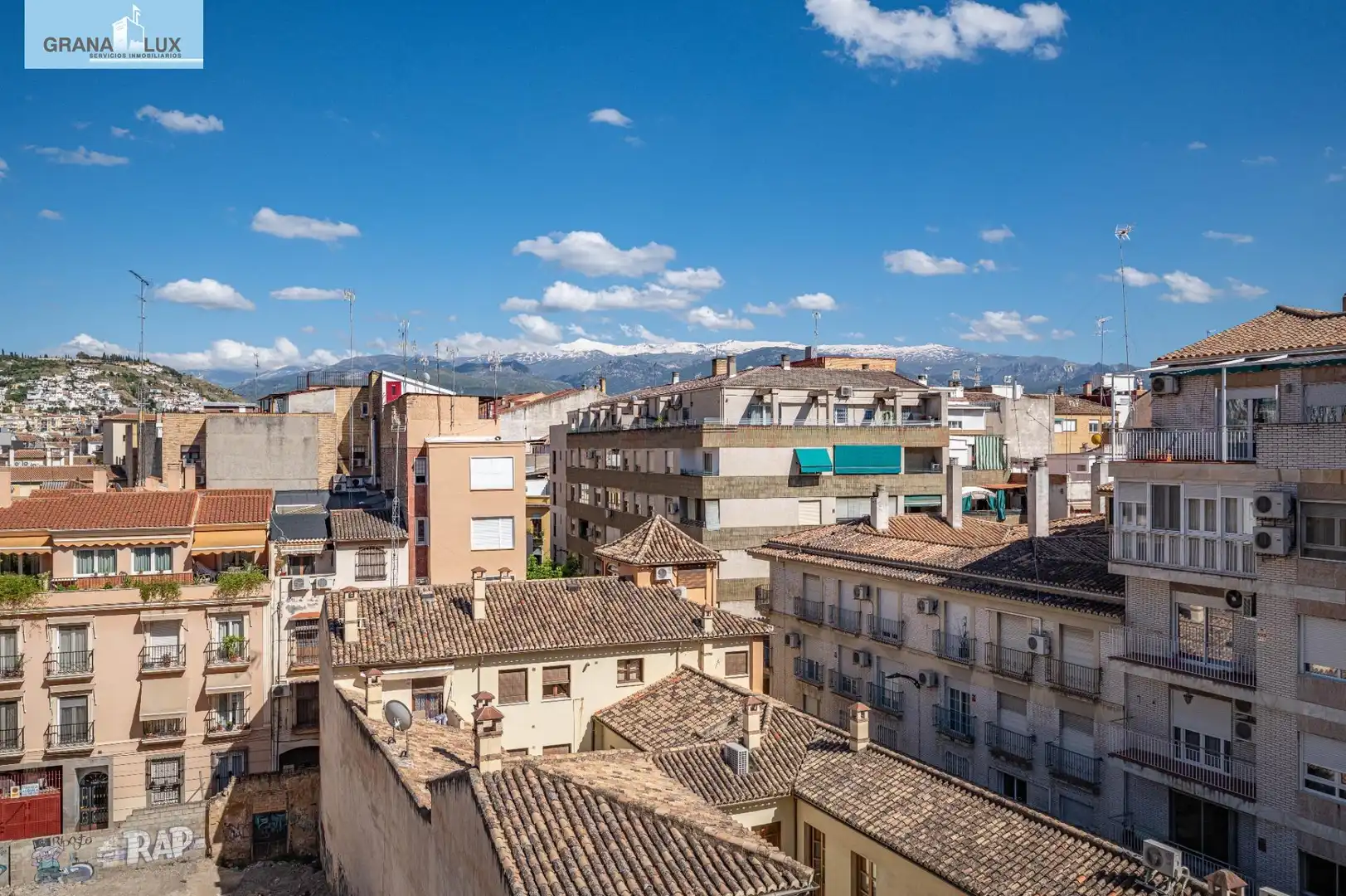 Vista exterior de Piso en venta en Granada con Terraza y Balcón