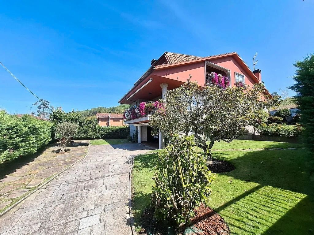 Vista exterior de Casa o xalet en venda en O Porriño   amb Calefacció, Jardí privat i Parquet