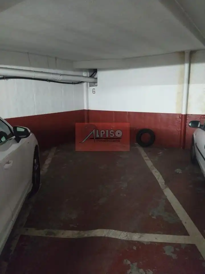 Aparcament de Pis de lloguer en Ourense Capital  amb Calefacció, Parquet i Traster