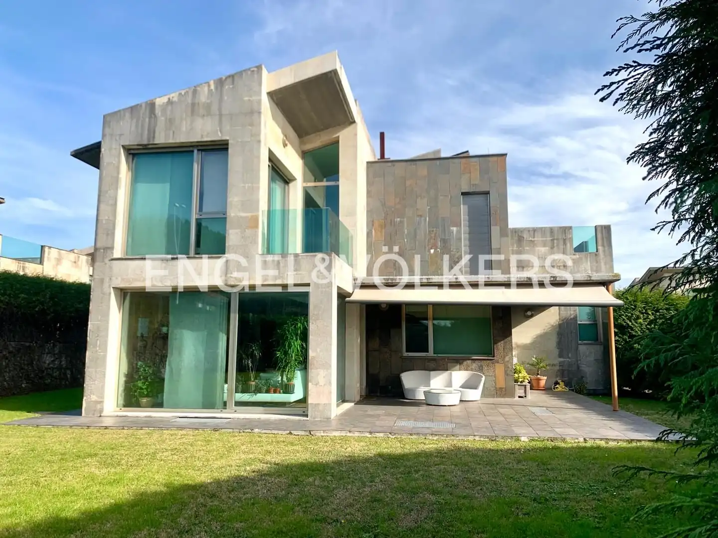 Vista exterior de Casa o xalet en venda en Santa Cruz de Bezana amb Calefacció, Jardí privat i Parquet
