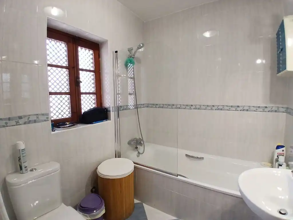Badezimmer von Einfamilien-Reihenhaus zum Verkauf in Fuengirola mit Klimaanlage, Terrasse und Möbliert
