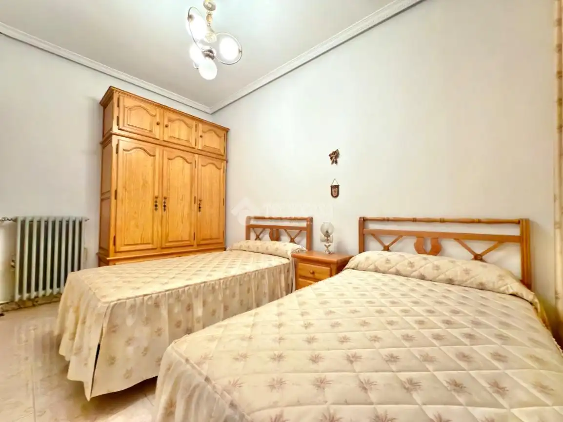 Dormitori de Casa adosada en venda en Alcalá de Henares amb Calefacció