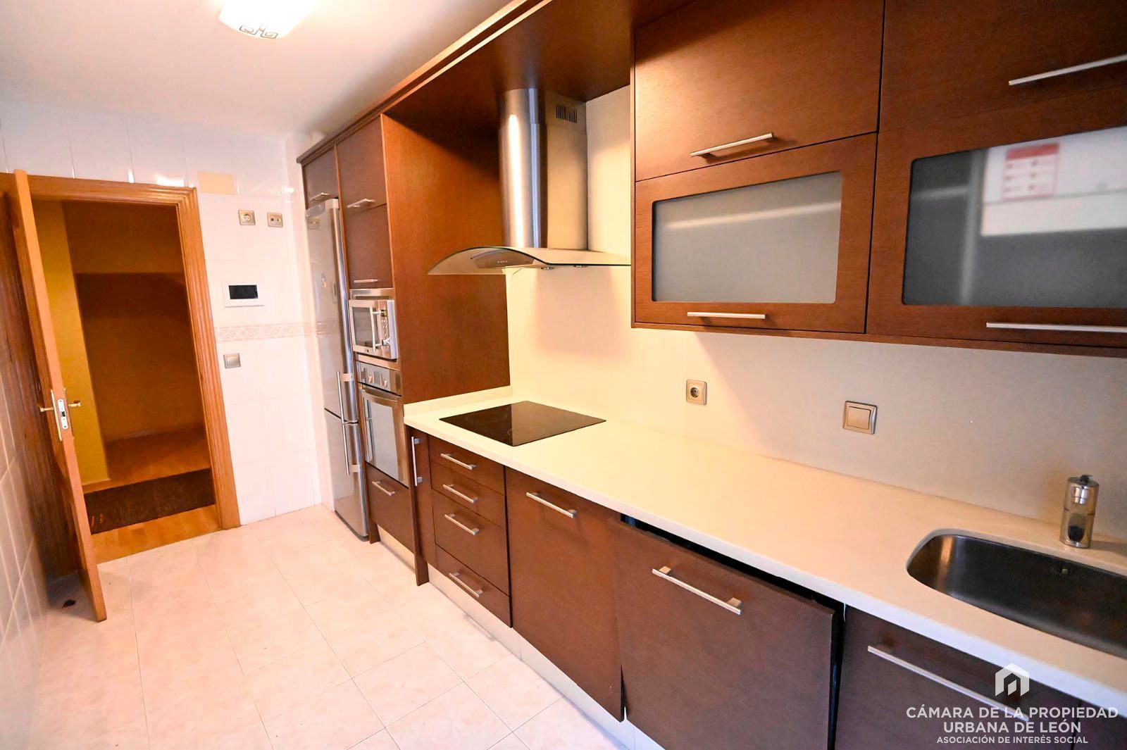 Cuina de Dúplex en venda en León Capital  amb Calefacció i Traster