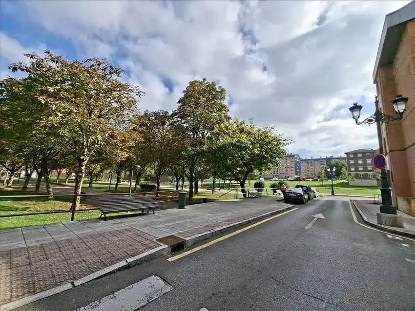 Vista exterior de Pis en venda en Oviedo  amb Terrassa