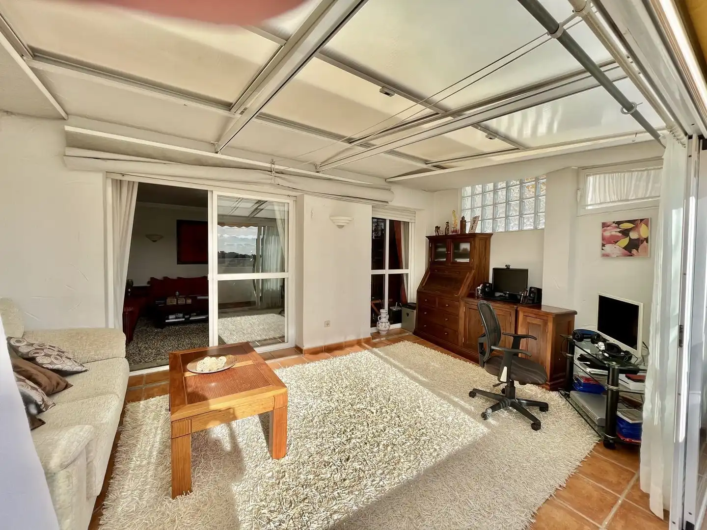 Sala de estar de Dúplex en venta en Marbella con Aire acondicionado, Trastero y Piscina comunitaria