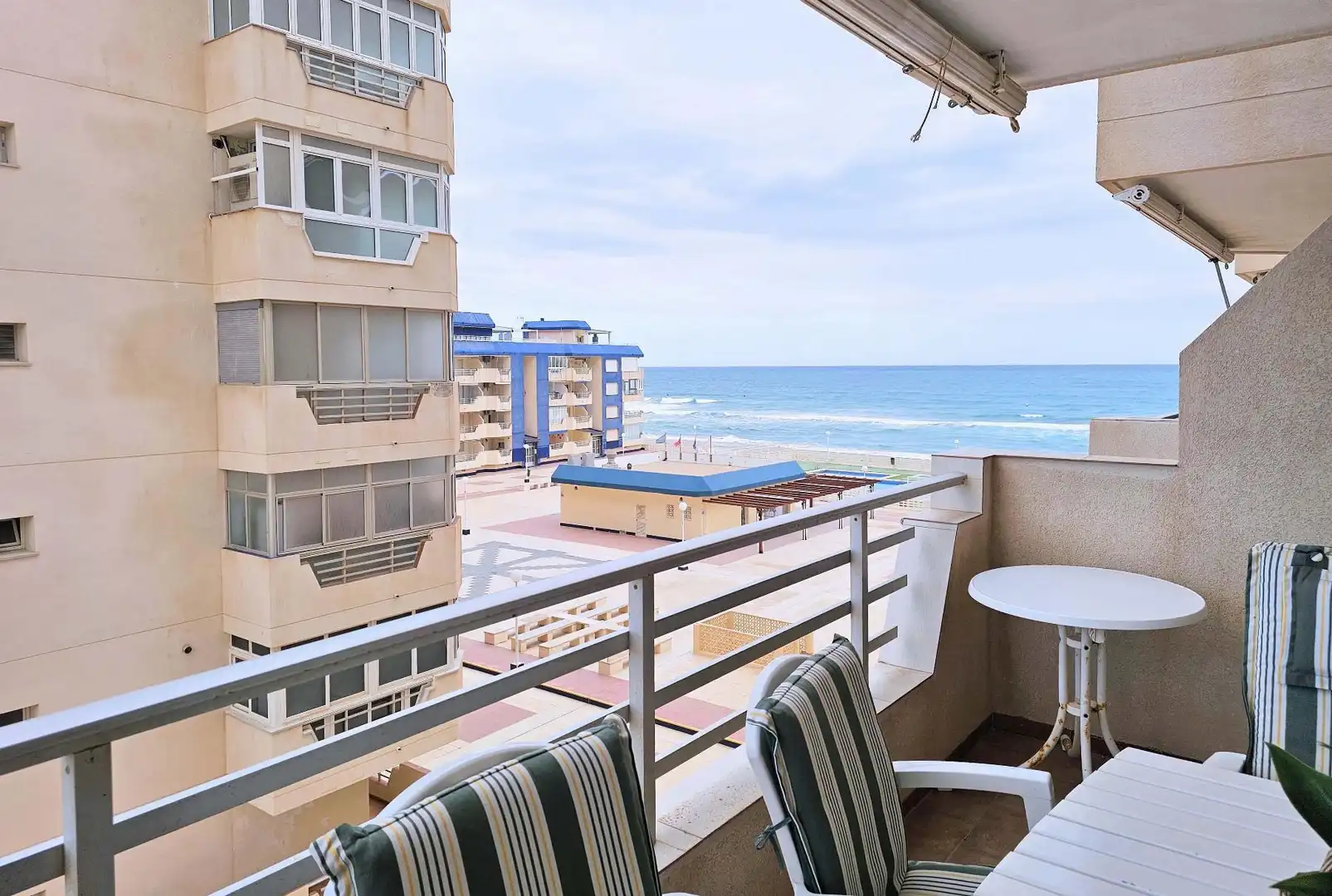 Dormitori de Apartament de lloguer en La Manga del Mar Menor amb Calefacció, Terrassa i Piscina comunitària