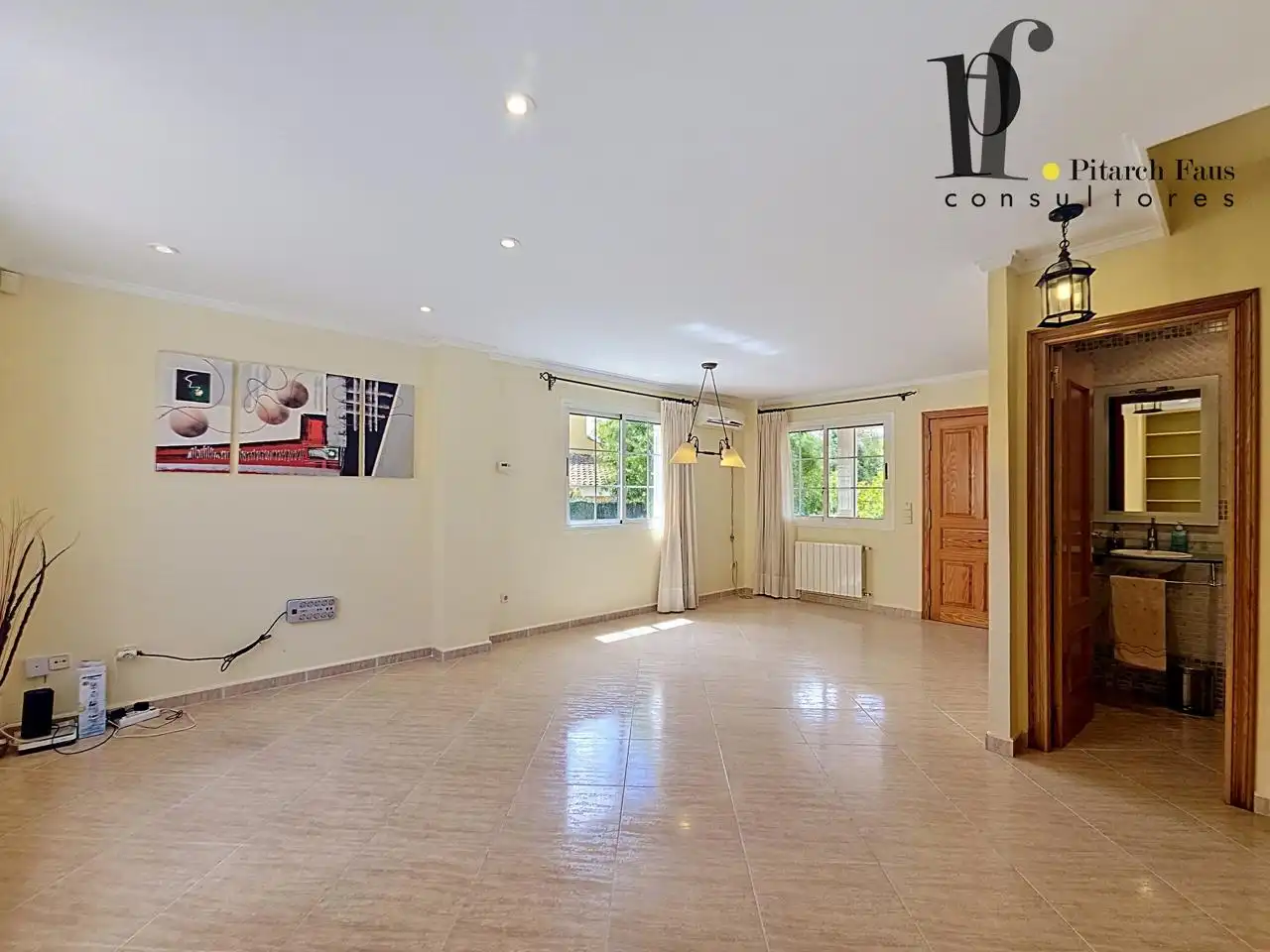 Sala de estar de Casa o chalet en venta en La Pobla de Vallbona con Aire acondicionado, Calefacción y Jardín privado