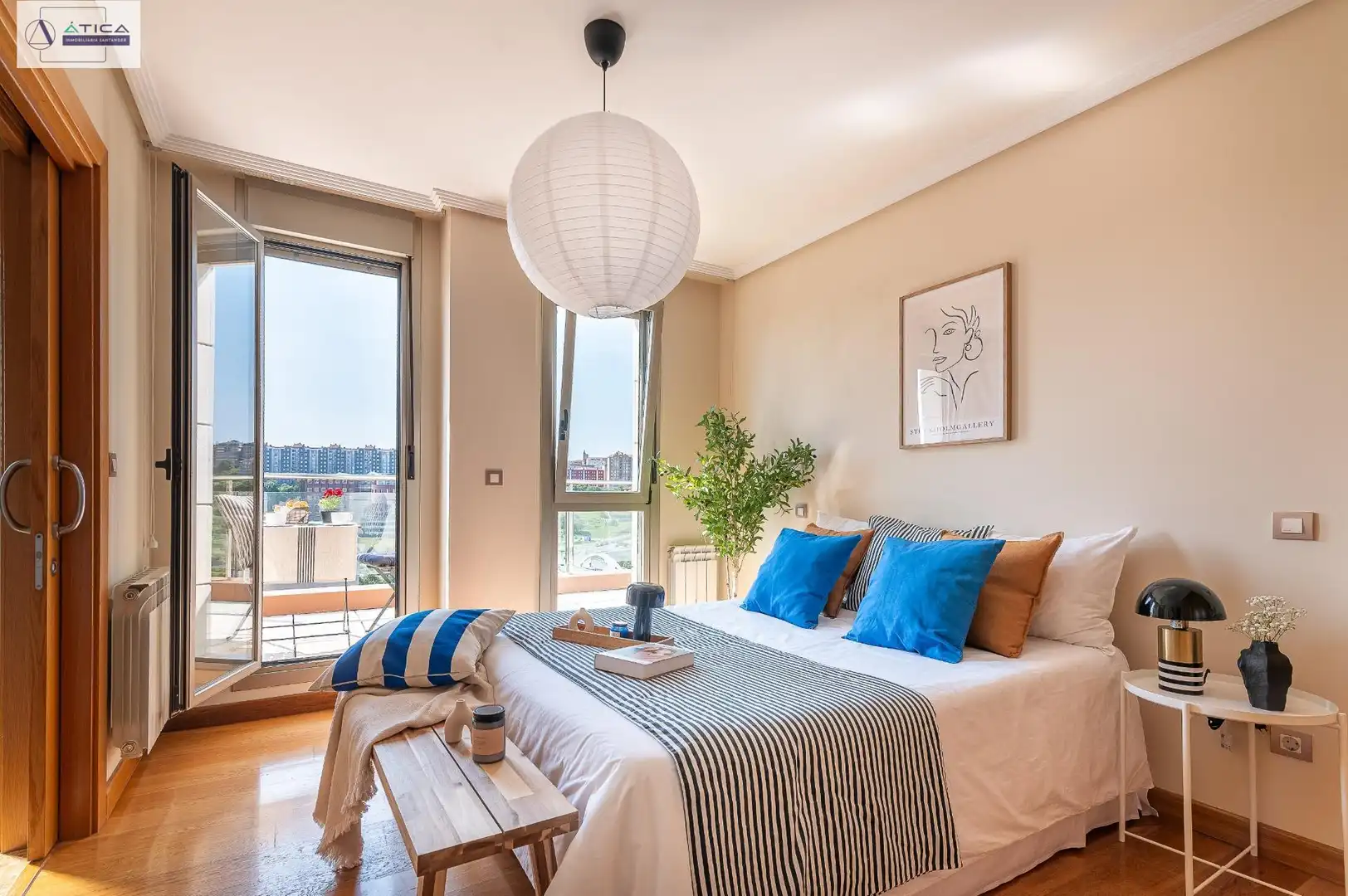 Schlafzimmer von Dachboden zum Verkauf in Santander mit Heizung, Privatgarten und Parkett