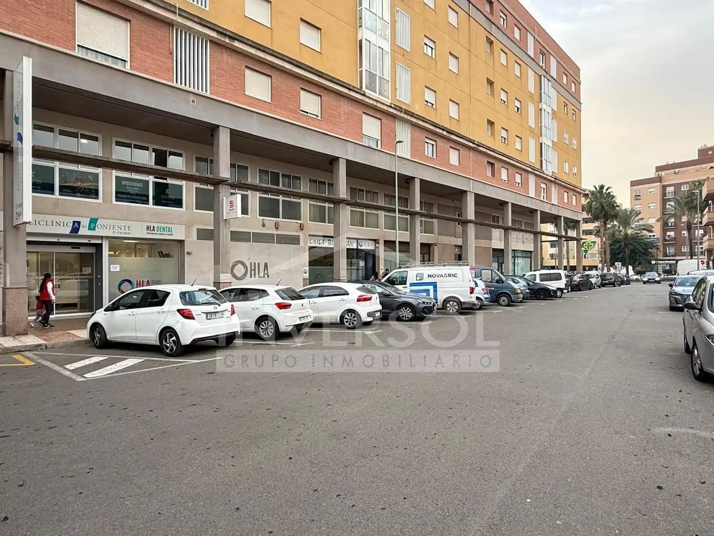 Vista exterior de Oficina en venda en Roquetas de Mar