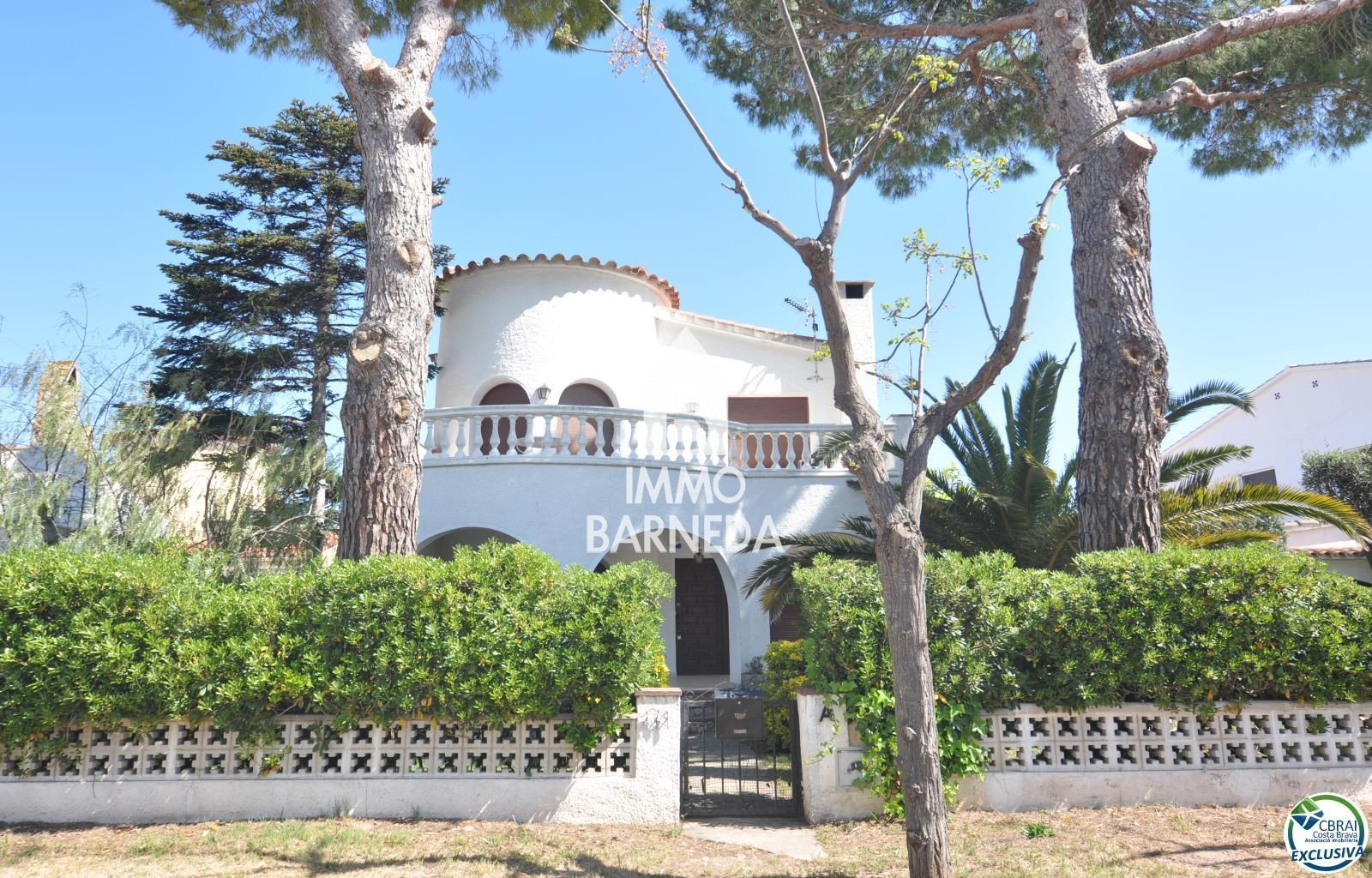 Vista exterior de Casa o xalet en venda en Empuriabrava amb Aire condicionat, Calefacció i Jardí privat