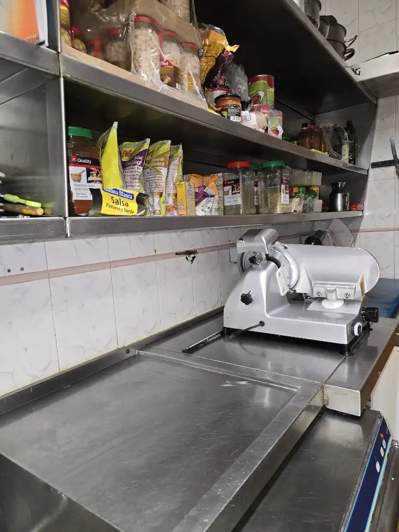 Business premises for transfer in Carrer Badalona 31, imagen 4