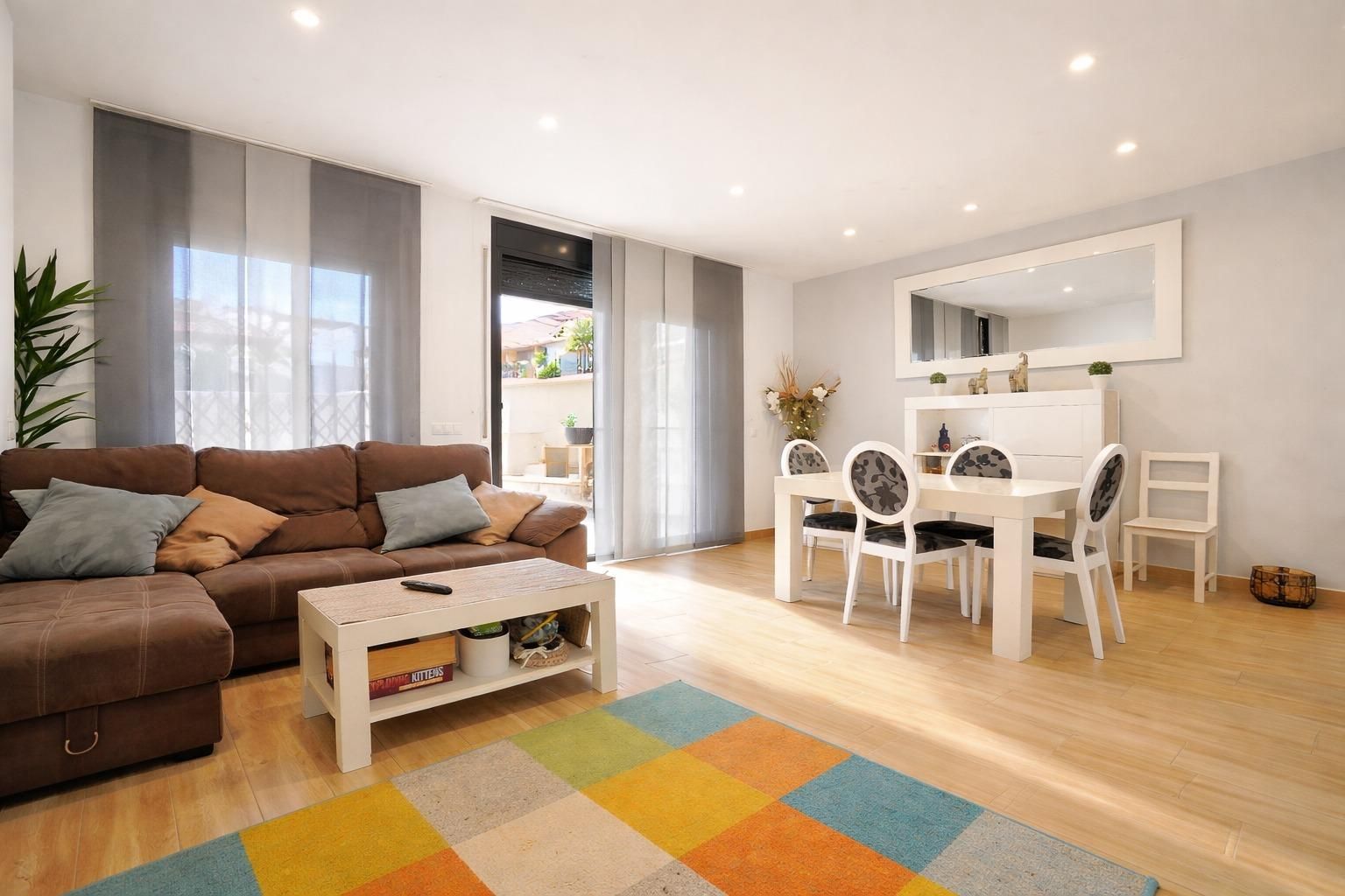 Sala de estar de Casa adosada en venta en Vilallonga del Camp con Aire acondicionado, Jardín privado y Terraza