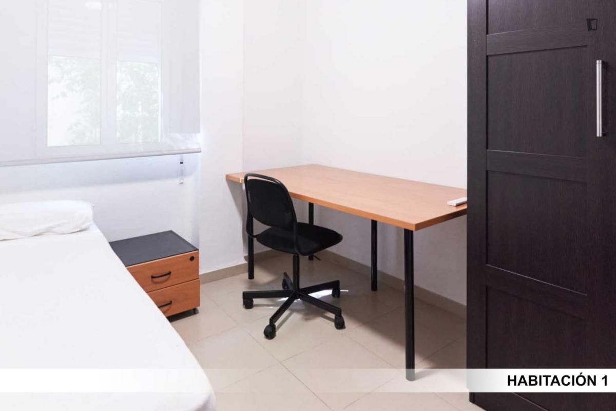 Bedroom of Apartment to share in  Sevilla Capital  with Air Conditioner, Furnished and Oven