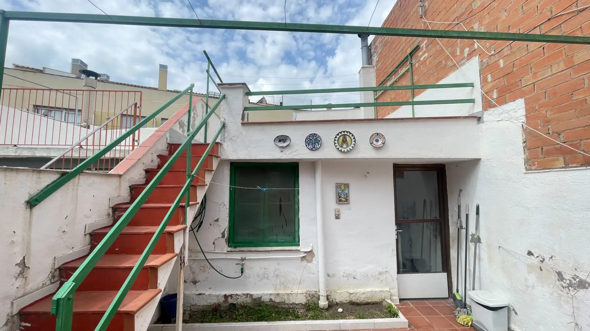 Außenansicht von Einfamilien-Reihenhaus zum Verkauf in Terrassa mit Heizung und Terrasse