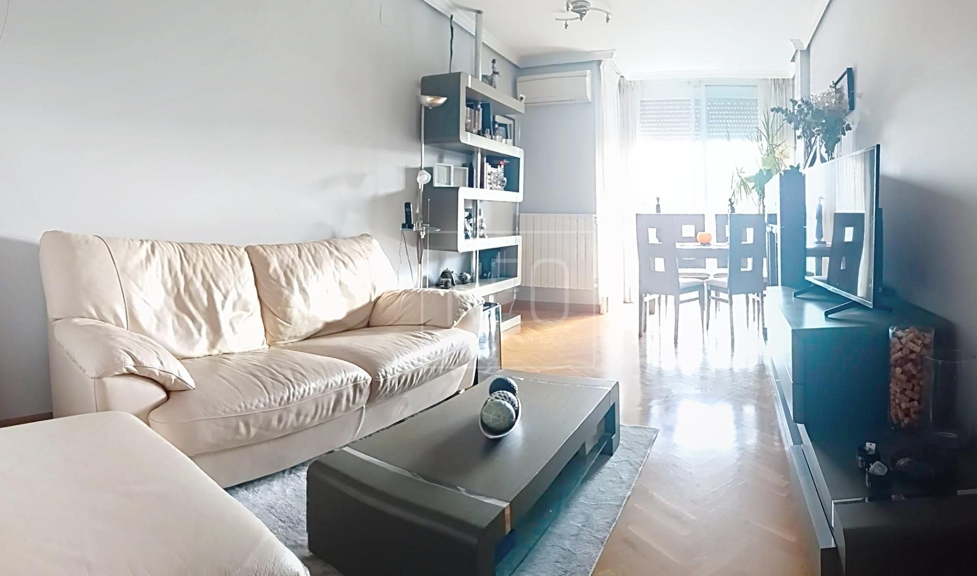 Sala de estar de Piso en venta en  Madrid Capital con Aire acondicionado, Calefacción y Jardín privado
