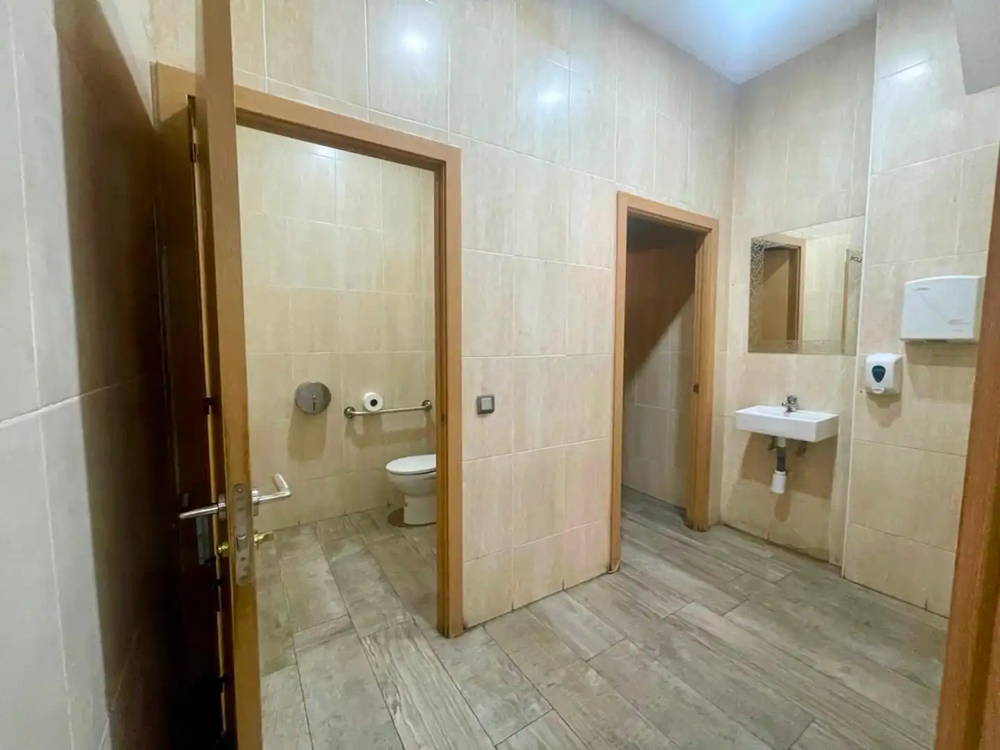 Baño de Local en traspaso en Cornellà de Llobregat con Aire acondicionado, Amueblado y Internet