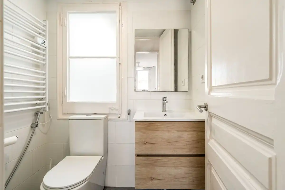 Badezimmer von Dachboden zum Verkauf in Barcelona mit Klimaanlage, Heizung und Terrasse