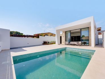 Chalet con piscina en venta en Los Balcones - Los Altos