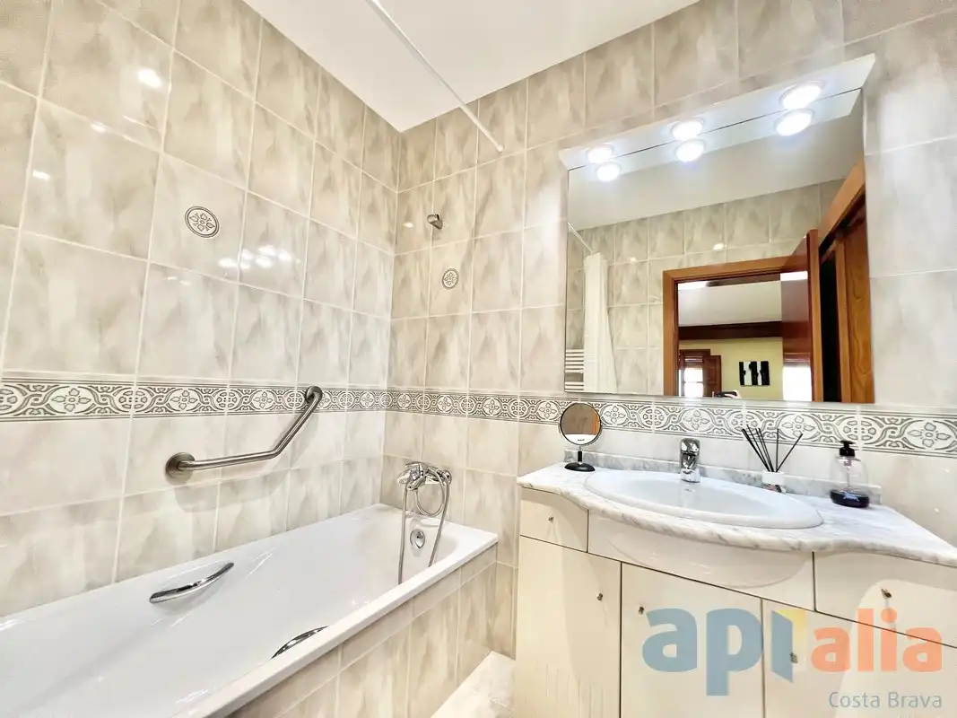 Badezimmer von Einfamilien-Reihenhaus zum Verkauf in Palamós mit Klimaanlage, Heizung und Terrasse