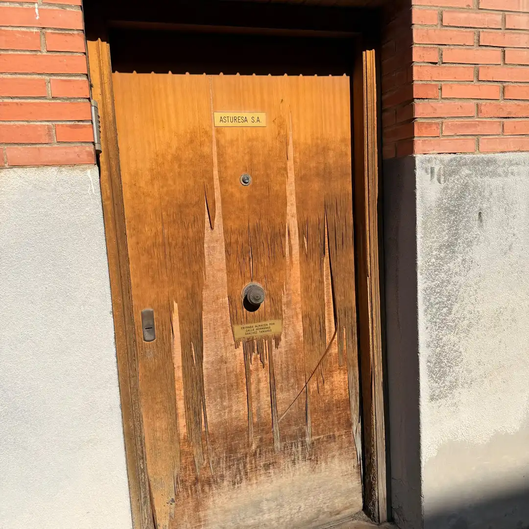 Außenansicht von Fabrikhallen zum Verkauf in Oviedo 
