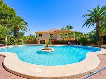 House with pool for sale in Partida el Planet