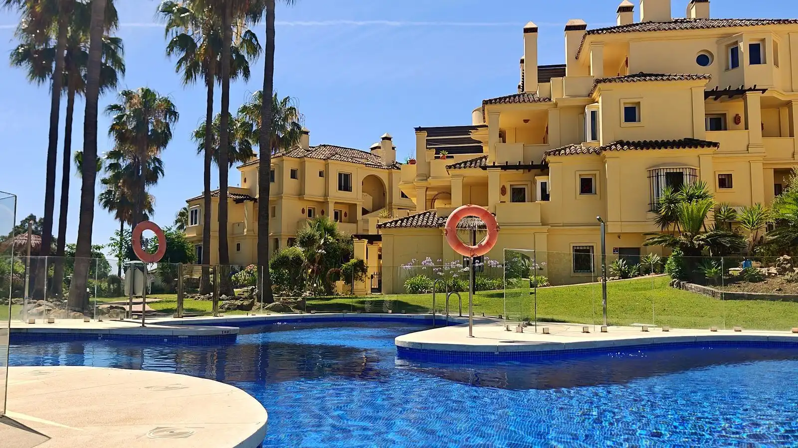 Apartment with pool for sale in Urbanizacion Majestic Hills 10