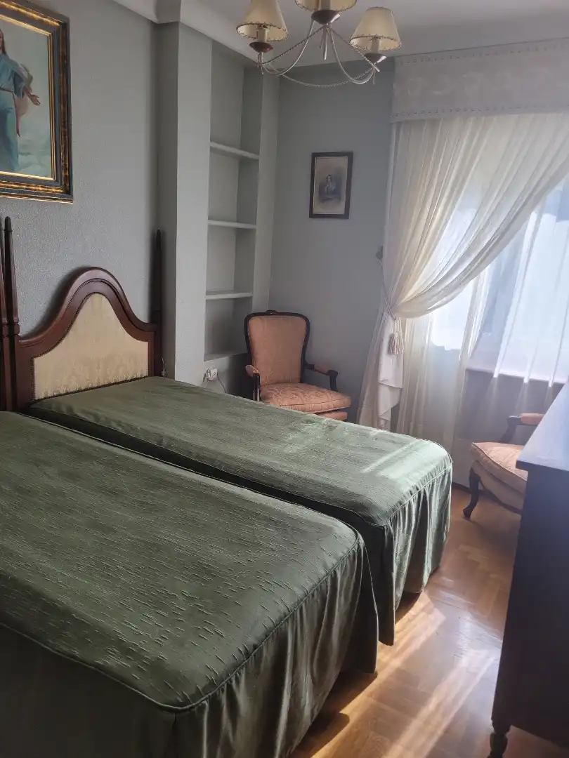 Dormitori de Pis en venda en Soria Capital  amb Calefacció, Parquet i Moblat