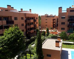 Vista exterior de Àtic en venda en Yebes amb Terrassa, Traster i Piscina comunitària