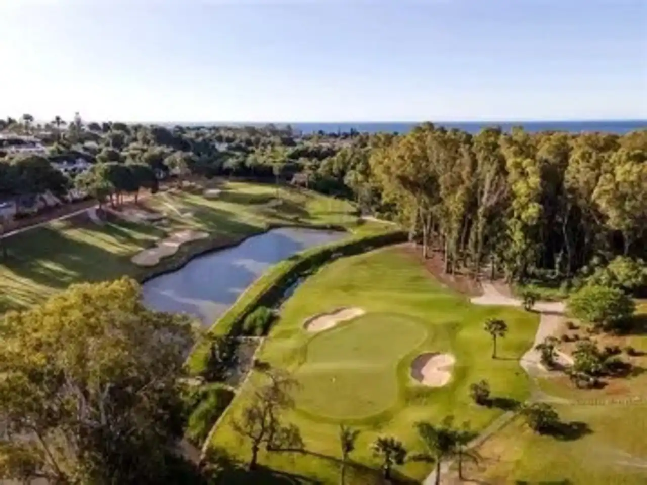 Vista exterior de Apartament en venda en Estepona amb Aire condicionat, Terrassa i Piscina