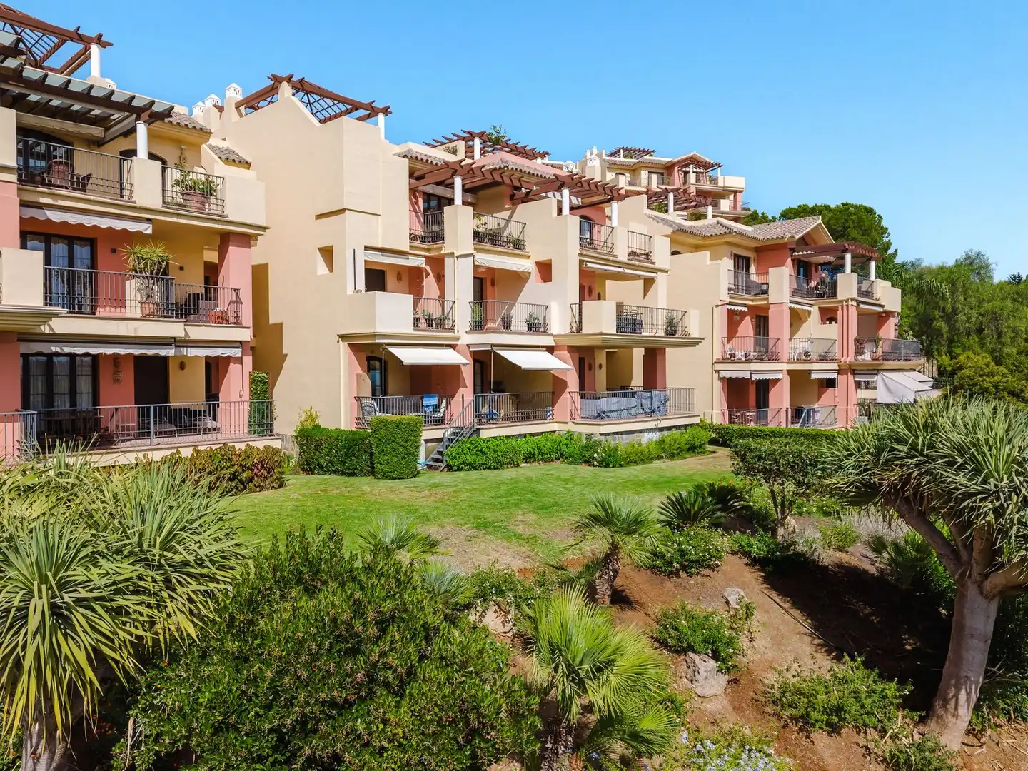 Exterior view of Flat for sale in Benahavís  with Air Conditioner, Terrace and Alarm