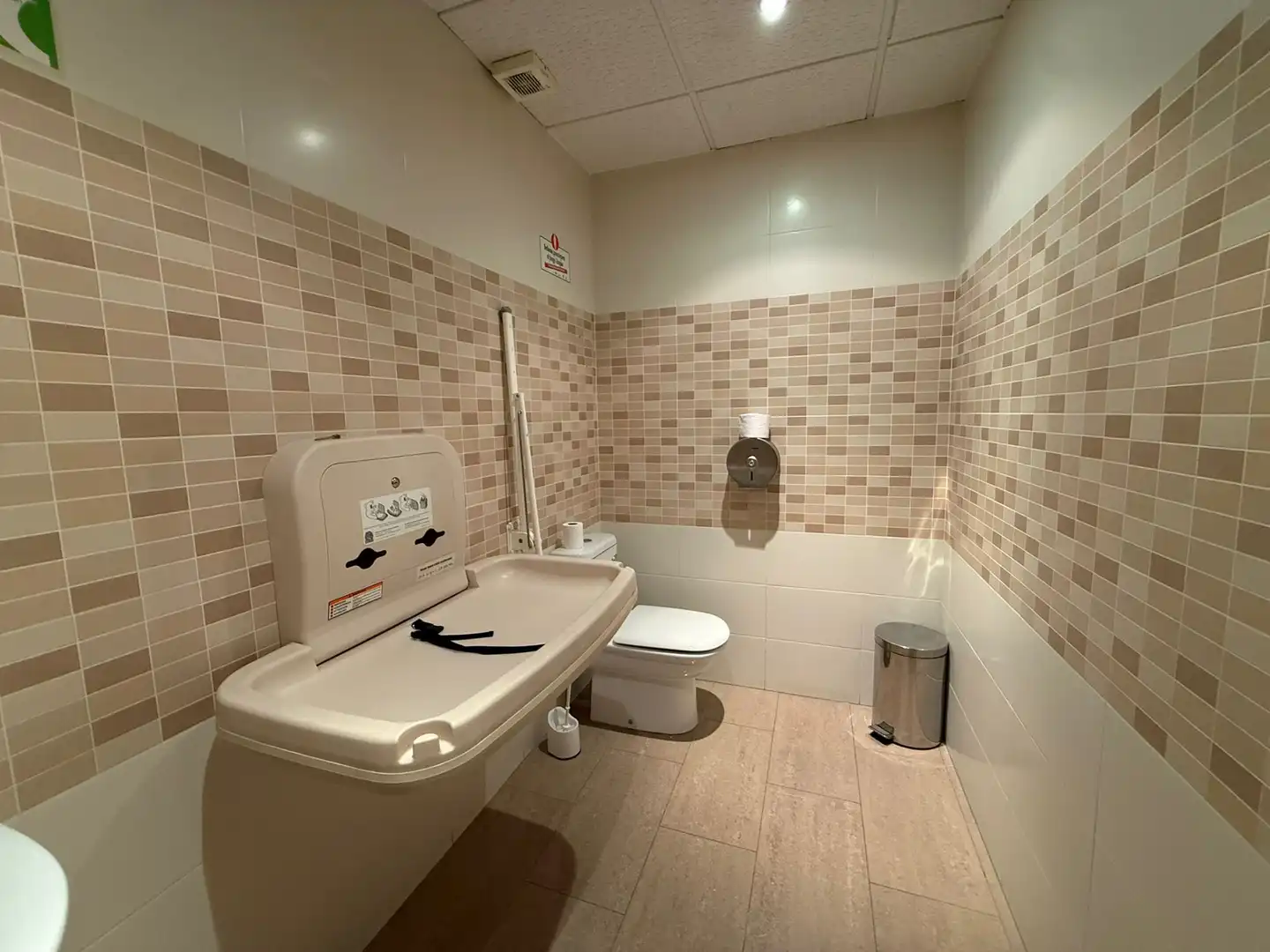 Bathroom of Commercial properties for sale in Socuéllamos  with Air Conditioner, Heating and Furnished