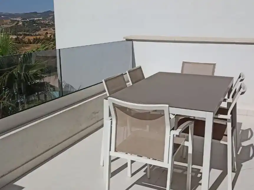 Terrasse von Wohnung zur Miete in Estepona mit Klimaanlage, Privatgarten und Schwimmbad