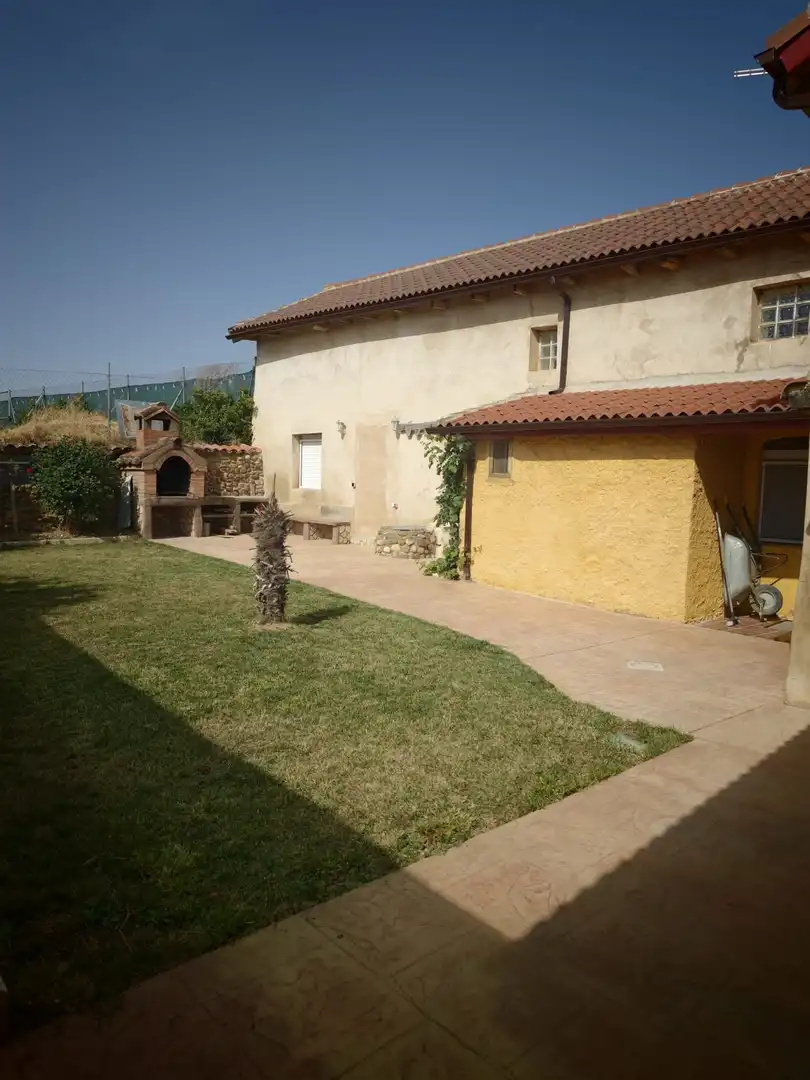 Vista exterior de Finca rústica en venda en Matadeón de los Oteros amb Calefacció