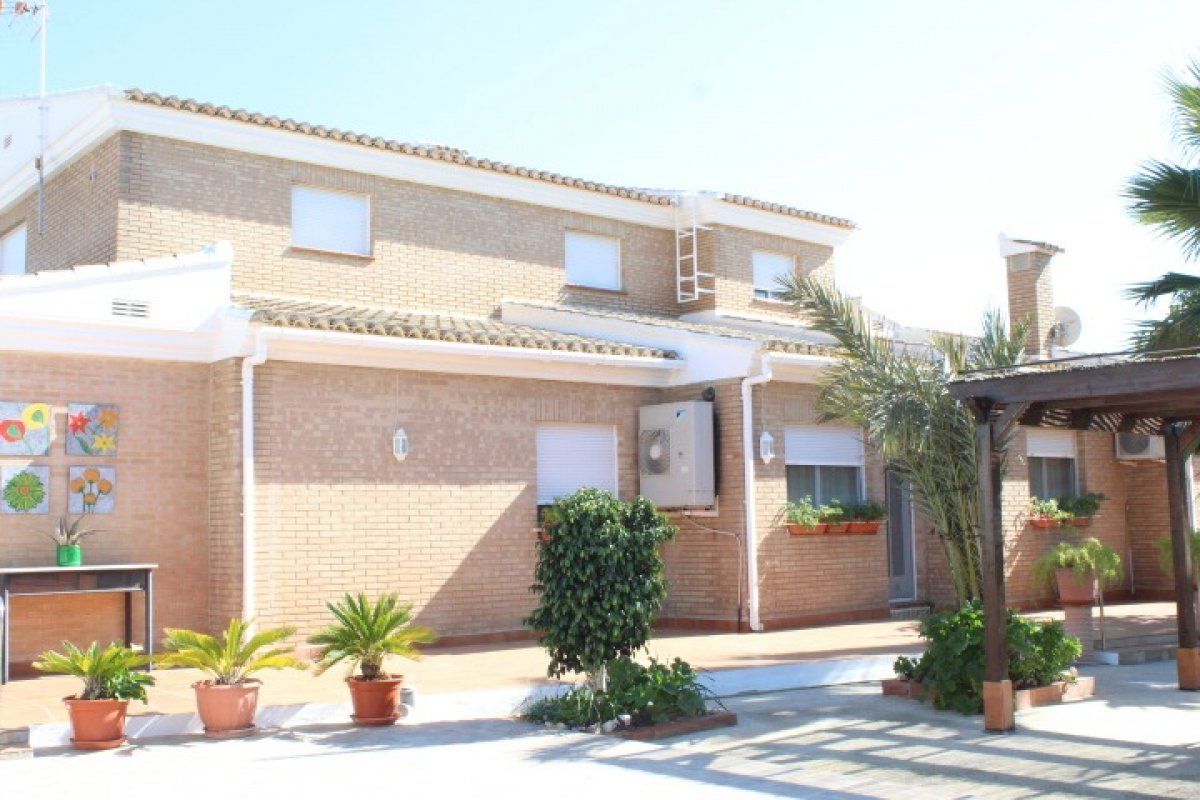 Vista exterior de Casa o xalet en venda en L'Alcúdia de Crespins amb Aire condicionat, Calefacció i Jardí privat