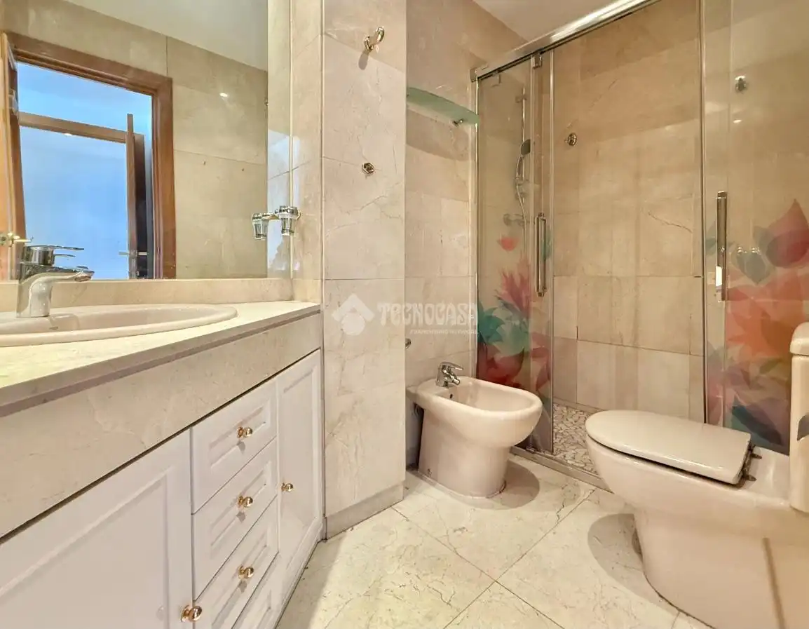 Bathroom of Flat for sale in Madrid  with Air Conditioner, Heating and Storage room