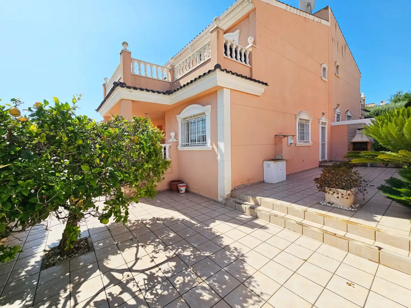 Außenansicht von Einfamilien-Reihenhaus zum Verkauf in Santa Pola mit Heizung, Privatgarten und Terrasse