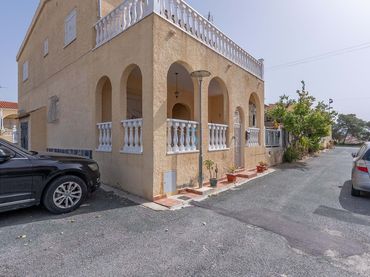 Casa con balcón en venta en San Fulgencio