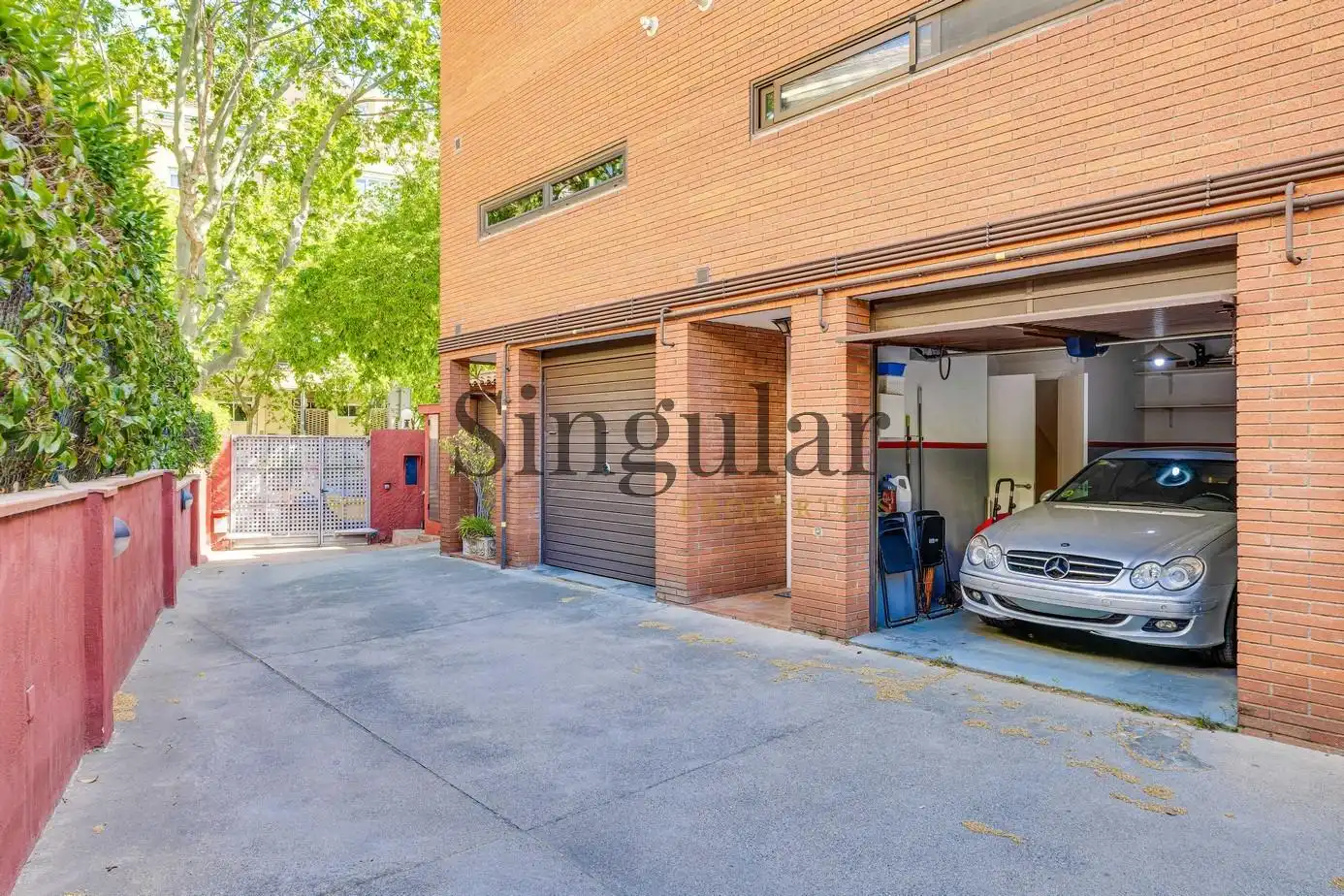 Parking de Casa adosada en venta en Barcelona con Aire acondicionado, Calefacción y Terraza