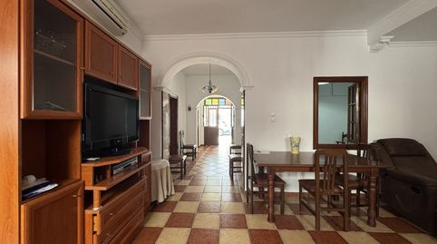 Descubre el encanto de las casas de pueblo de toda la vida. Se vende magnífica vivienda en planta baja de 112 m, situada en pleno