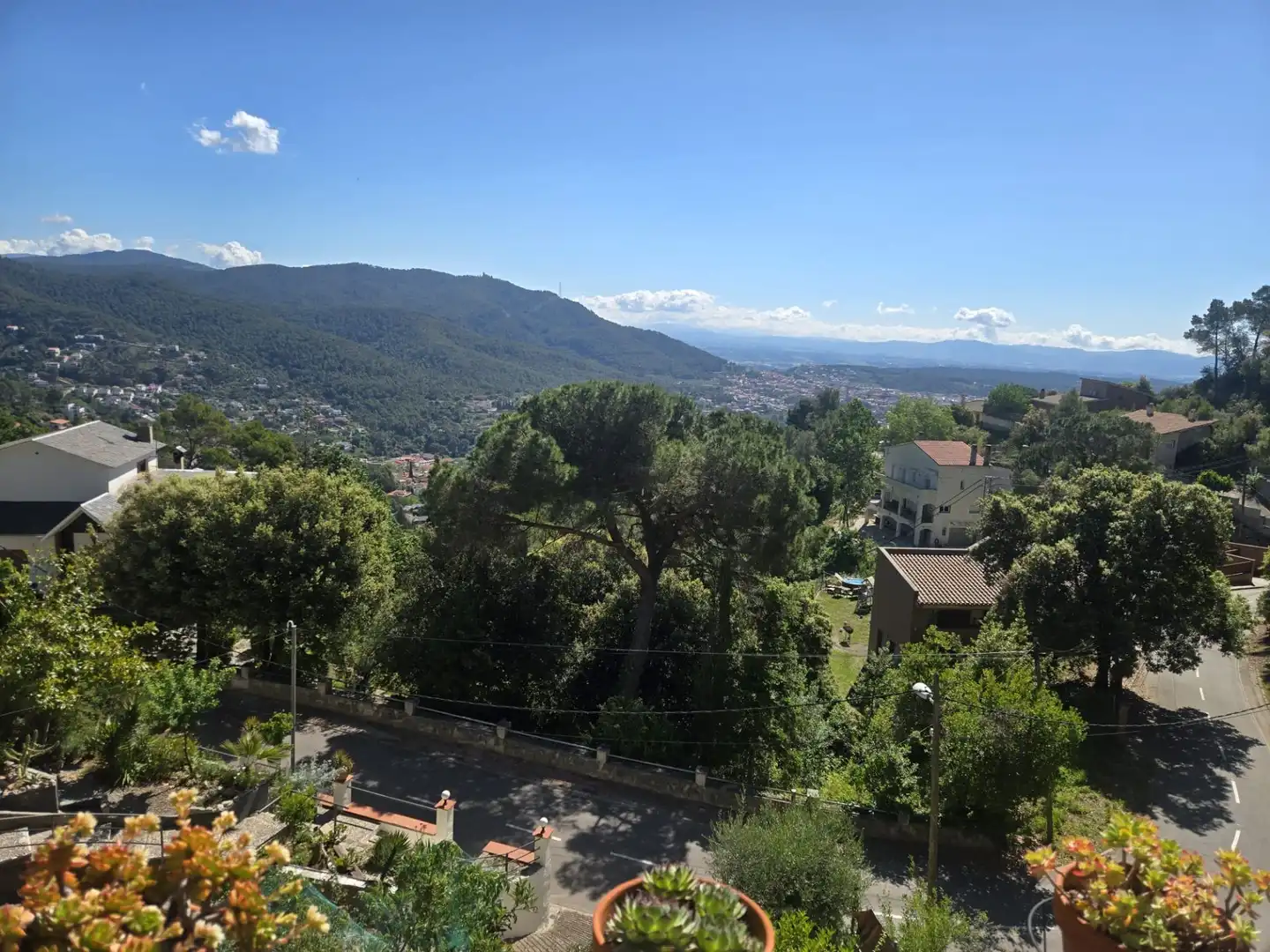 Vista exterior de Casa o xalet en venda en Castellar del Vallès amb Jardí privat