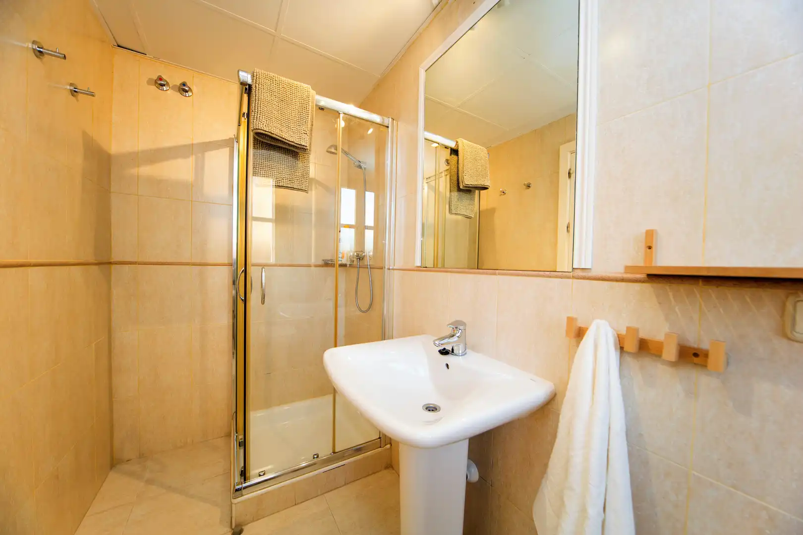 Bathroom of Flat for sale in Granada  with Air Conditioner, Heating and Parquet flooring